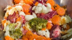 Természetes étkezés előkészítése egy kiskutya számára